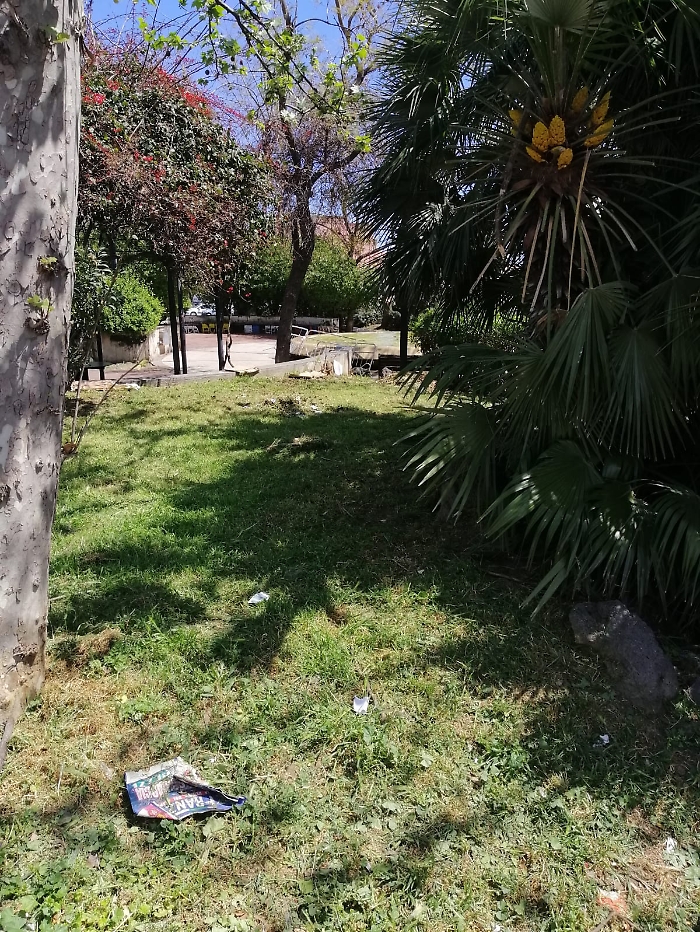 Piazza Eroi D'Ungheria - casetta acqua Sidra, un'oasi circondata da spazzatura.