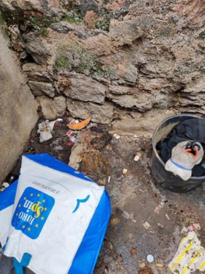 Catania, via Buda: degrado e anarchia