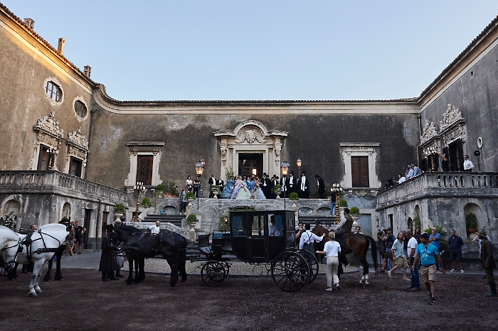 2-Scena-arrivo-ospiti-ballo-Palazzo-Biscari-1