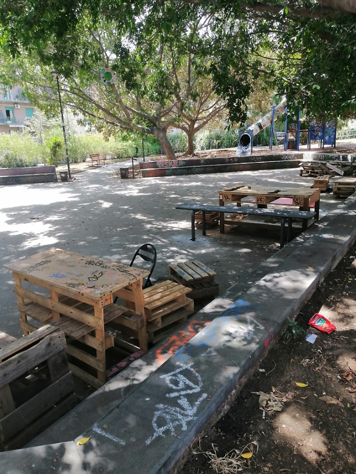 Villa-Falcone-regna-il-degrado-niente-di-meno-collocazione-sedile-in-ferro-dellAmt-sdradicato-da-una-pensilina.3