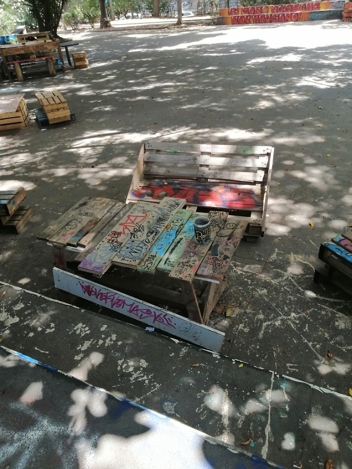 Villa-Falcone-regna-il-degrado-niente-di-meno-collocazione-sedile-in-ferro-dellAmt-sdradicato-da-una-pensilina.4