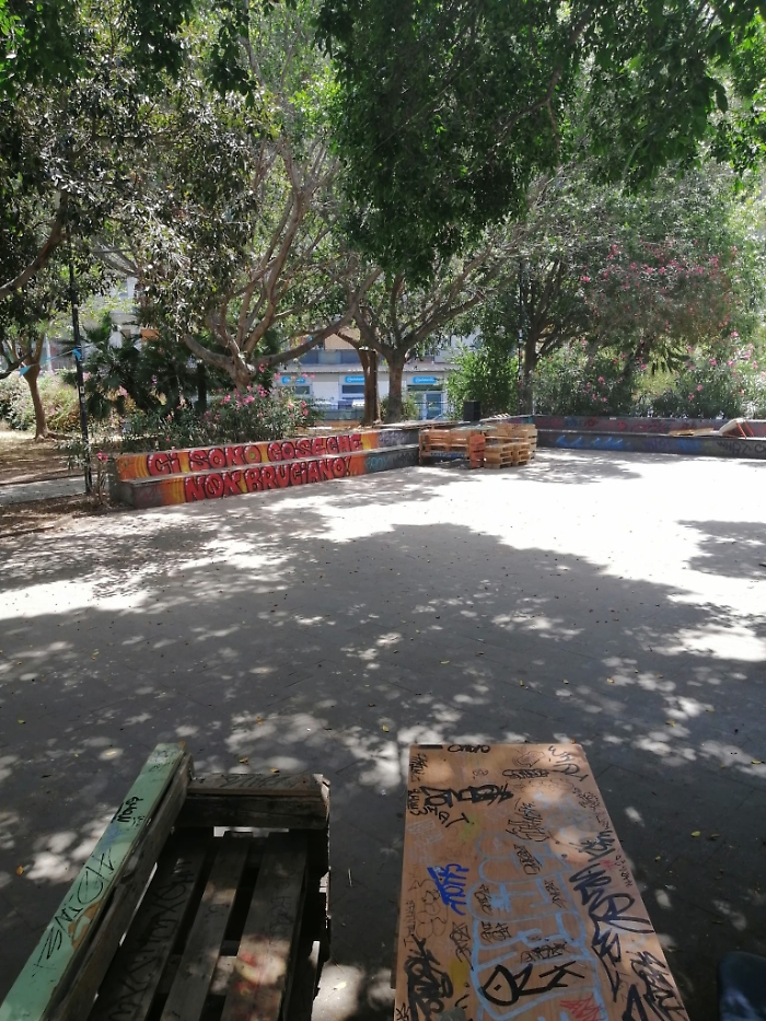 Villa-Falcone-regna-il-degrado-niente-di-meno-collocazione-sedile-in-ferro-dellAmt-sdradicato-da-una-pensilina