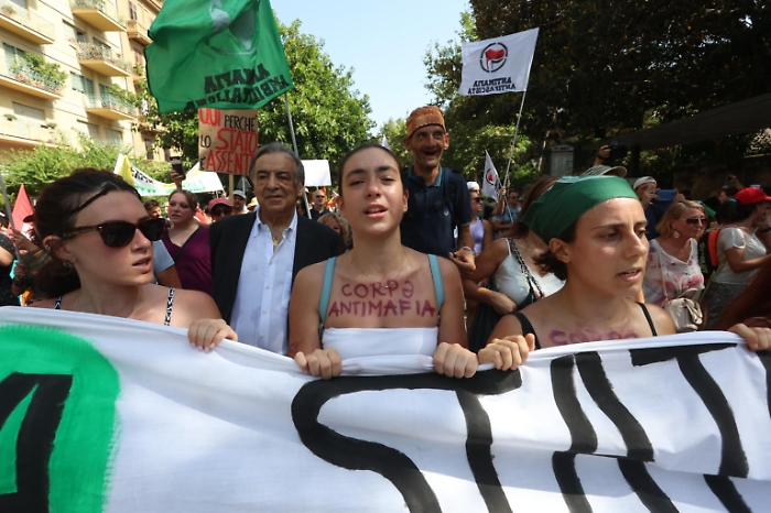 Borsellino, partito corteo al grido 'fuori mafia dallo Stato'