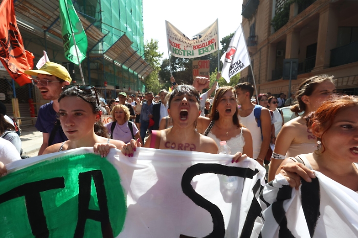 Borsellino, partito corteo al grido 'fuori mafia dallo Stato'