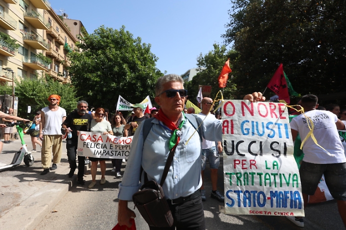 Borsellino, partito corteo al grido 'fuori mafia dallo Stato'