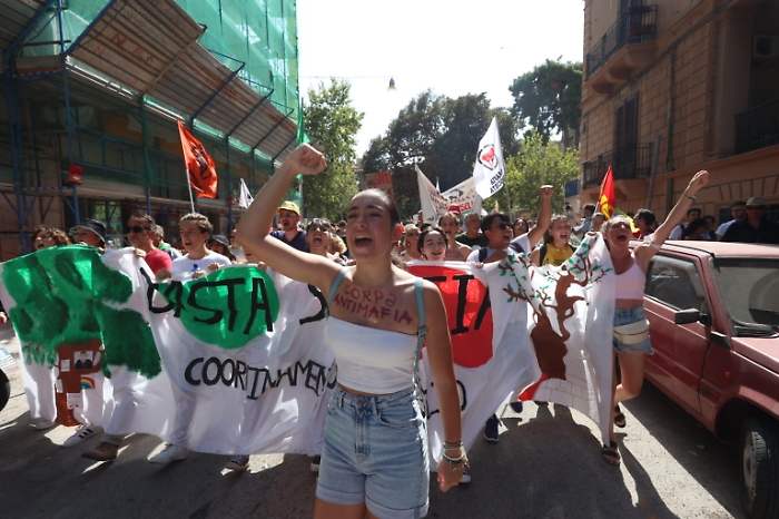 Borsellino, partito corteo al grido 'fuori mafia dallo Stato'