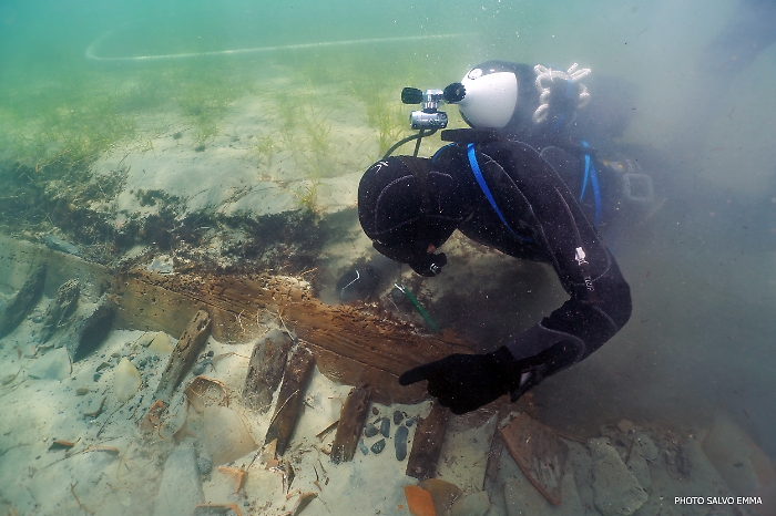 Relitto-Marausa-2_archeologo-analizza-lo-scafo-in-legno-del-relitto_photo-Salvo-Emma