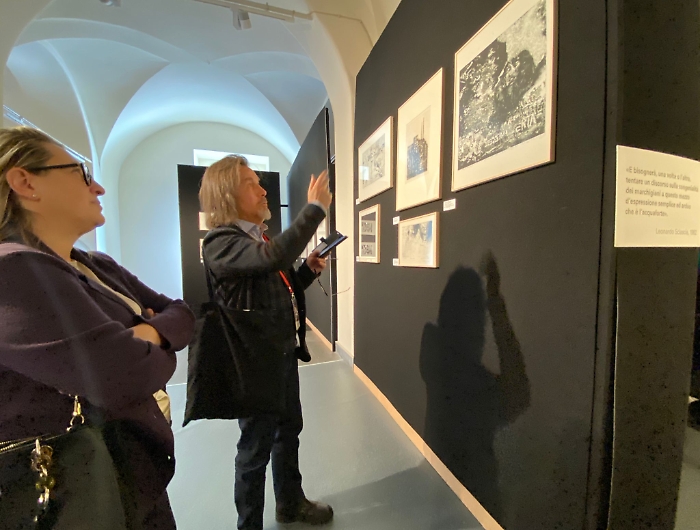 MOSTRA_sx-Laura-Ragusa-con-Luca-Cesari-ABA-Urbino-in-visita-alla-mostra-opere-artisti-urbinati_2