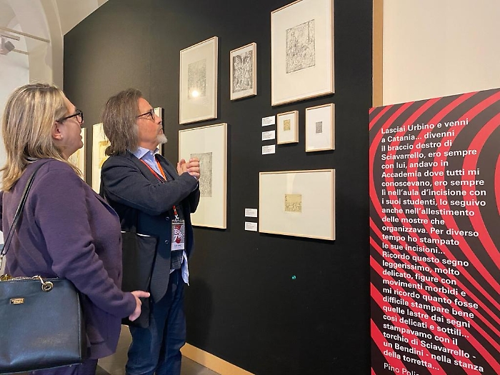 MOSTRA_sx-Laura-Ragusa-con-Luca-Cesari-ABA-Urbino-in-visita-alla-mostra_1