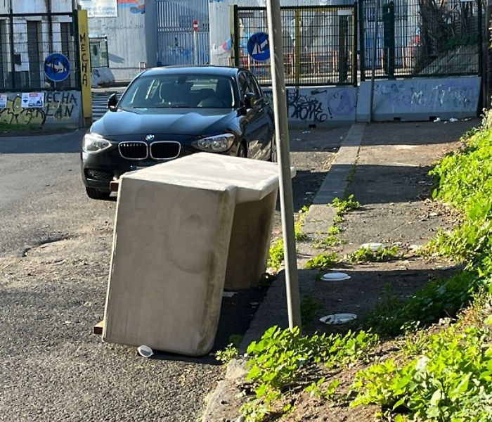 RIFIUTI-INGOMBRANTI-quartiere-Borgo-Sanzio-28-01-242