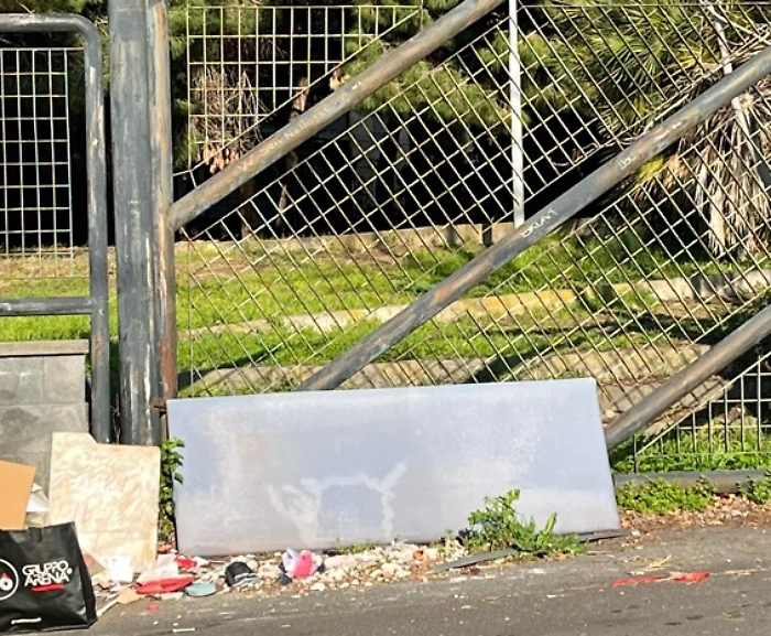 RIFIUTI-INGOMBRANTI-quartiere-Borgo-Sanzio-28-01-244