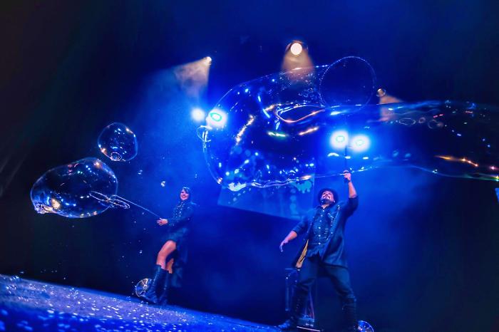 Marco-Zoppi-e-Rolanda-in-Bubbles-Revolution-al-Teatro-Biondo-di-Palermo-01