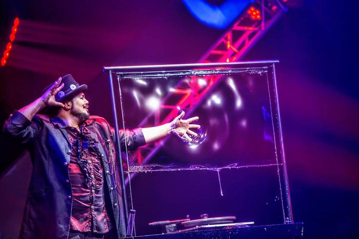 Marco-Zoppi-in-Bubbles-Revolution-al-Teatro-Biondo-di-Palermo-05