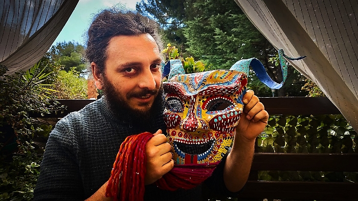 B-Sebastiano-Mancuso-con-una-delle-maschere-della-labitazione-palcoscenico-atelier-biblioteca