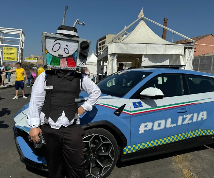 ANCHE-LA-POLIZIA-DI-STATO-PRESENTE-AL-FESTIVAL-INTERNAZIONALE-DEL-FUMETTO-ETNA-COMICS-2
