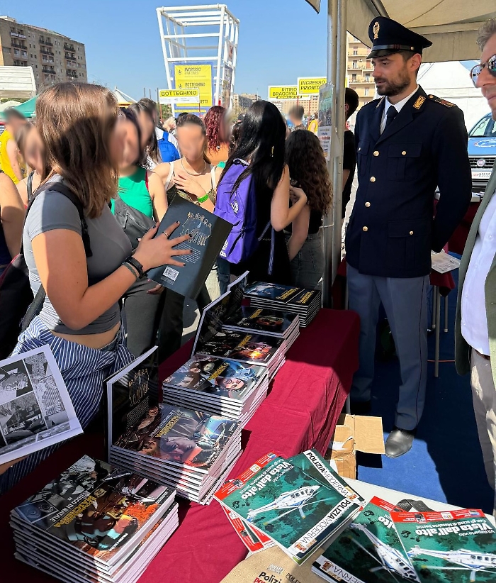 ANCHE-LA-POLIZIA-DI-STATO-PRESENTE-AL-FESTIVAL-INTERNAZIONALE-DEL-FUMETTO-ETNA-COMICS-3