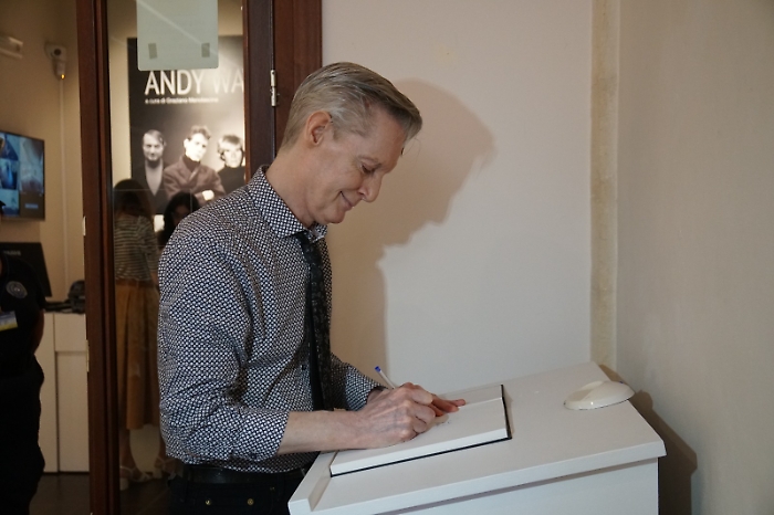 lartista-David-Bowes-firma-registro-ospiti