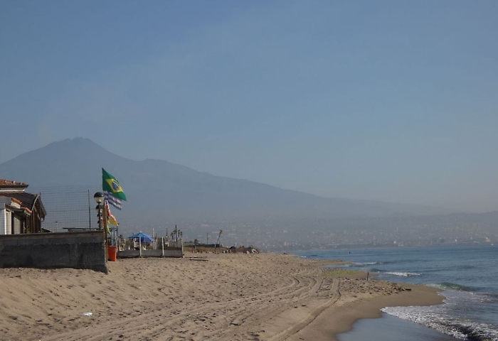 Profondità della spiaggia circa 10 m in uno degli agglomerati a nord del Simeto foto Lipu