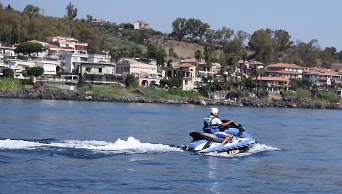 ALLONTANATE NUMEROSE IMBARCAZIONI ANCORATE A POCHI METRI DALLA COSTA PERICOLOSE PER I BAGNANTI. SANZIONATI I DIPORTISTI DALLA POLIZIA DI STATO (1)