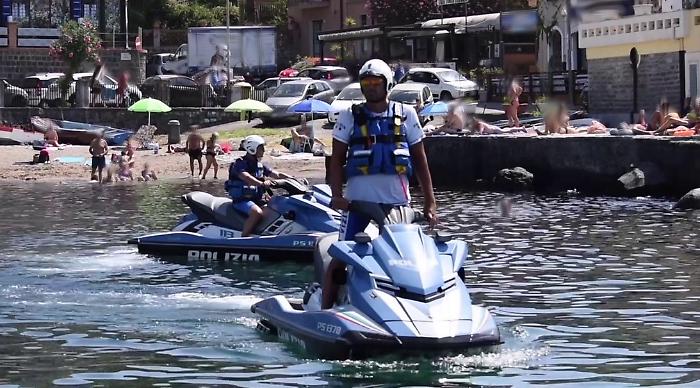 ALLONTANATE NUMEROSE IMBARCAZIONI ANCORATE A POCHI METRI DALLA COSTA PERICOLOSE PER I BAGNANTI. SANZIONATI I DIPORTISTI DALLA POLIZIA DI STATO (2)