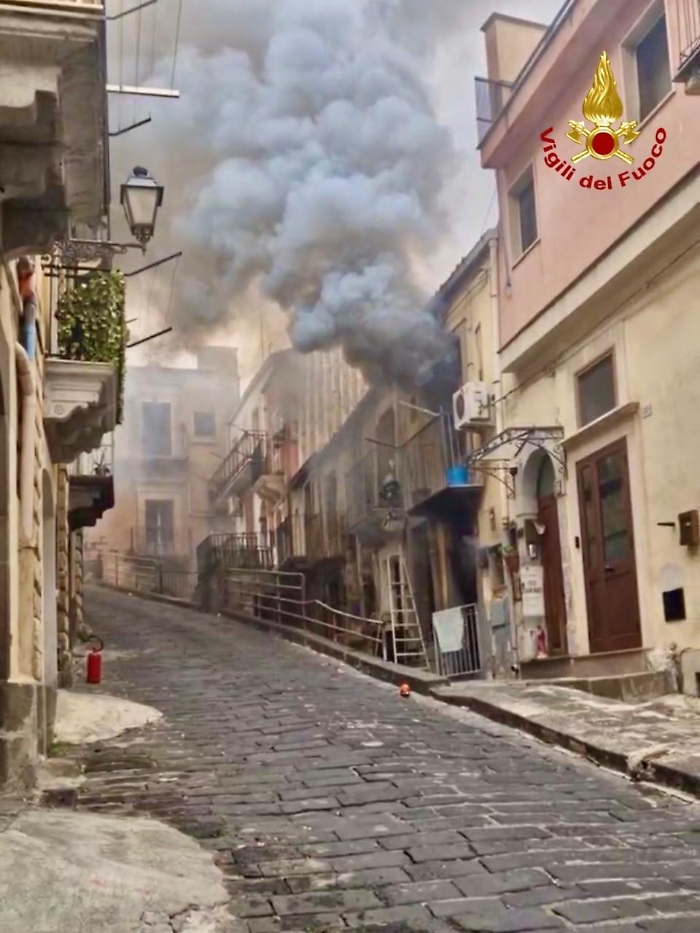 vizzini incendio 01