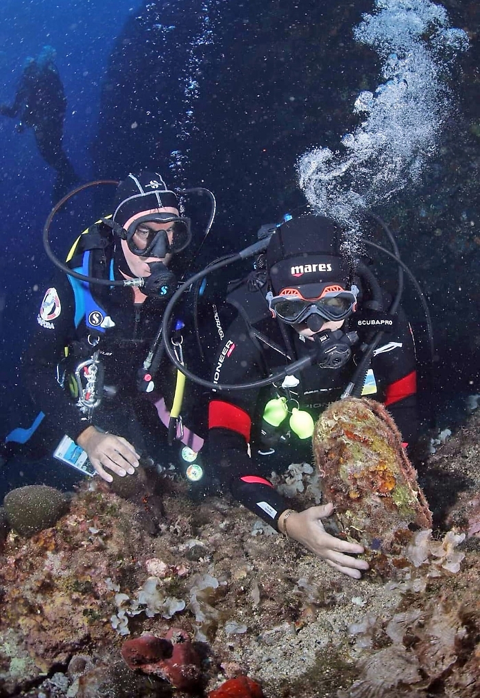 1 Un subacqueo non vedente accompagnato dalla guida durante il riconoscimento di una Pinna Nobilis