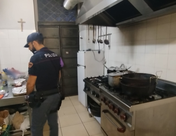 CHIUSA DALLA POLIZIA DI STATO UNA TRATTORIA ABUSIVA DI VIA PLEBISCITO E SOSPESA UNA NOTA PANINERIA DI VIALE AFRICA (1)