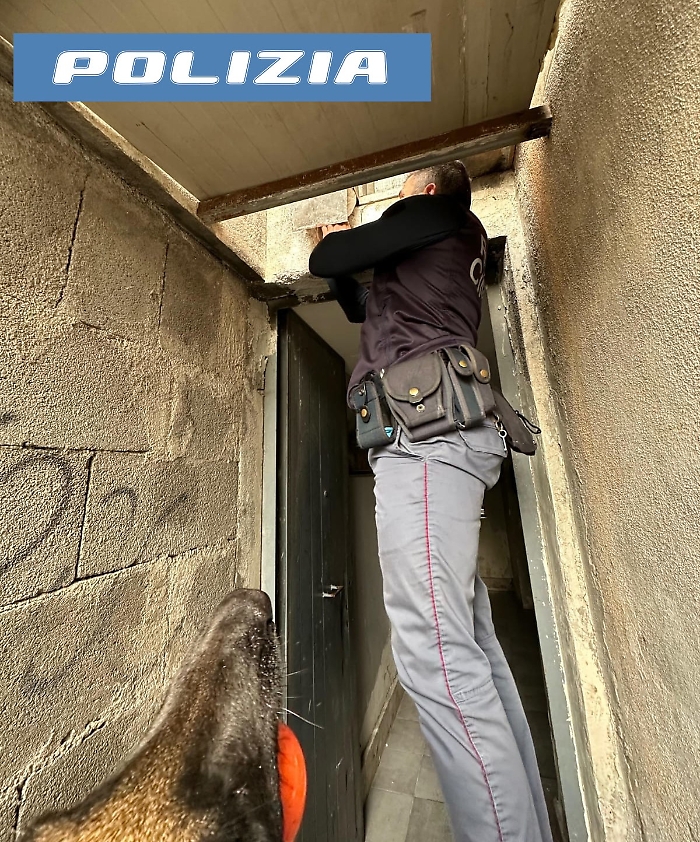 - CONTROLLI DELLA POLIZIA DI STATO A S. GIOVANNI GALERMO, DROGA NELLE FACCIATE DELLE CASE, SCOPERTO UN DEPOSITO DI GRUPPI OTTICI RUBATI 1