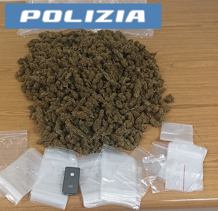 - CONTROLLI DELLA POLIZIA DI STATO A S. GIOVANNI GALERMO, DROGA NELLE FACCIATE DELLE CASE, SCOPERTO UN DEPOSITO DI GRUPPI OTTICI RUBATI 3