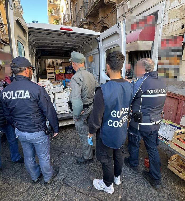 - TASK FORCE DELLA POLIZIA DI STATO, CONTROLLI A TAPPETO IN PIAZZA CARLO ALBERTO. SEQUESTRATI 1,5 TONNELLATA DI PRODOTTI NON TRACCIATI E OLTRE 600 CHILI DI PESCATO CONSERVATO IN PESSIM (2)
