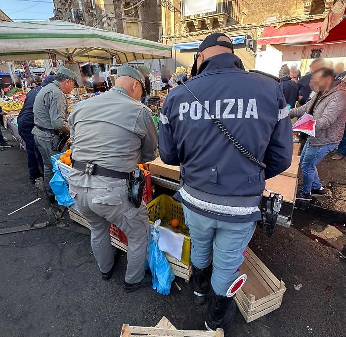 - TASK FORCE DELLA POLIZIA DI STATO, CONTROLLI A TAPPETO IN PIAZZA CARLO ALBERTO. SEQUESTRATI 1,5 TONNELLATA DI PRODOTTI NON TRACCIATI E OLTRE 600 CHILI DI PESCATO CONSERVATO IN PESSIM