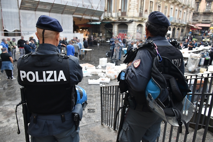 - TASK FORCE DELLA POLIZIA DI STATO NELLA PESCHERIA DI CATANIA, RILEVATE GRAVI IRREGOLARITA&rsquo;. SEQUESTRATI 600 KG DI PESCE, SANZIONI PER MIGLIAIA DI EURO 3
