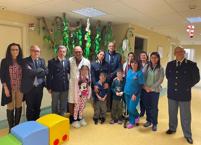 LA POLIZIA DI STATO INCONTRA I PICCOLI PAZIENTI DELLA PEDIATRIA DELL&rsquo;OSPEDALE DI BIANCAVILLA 1