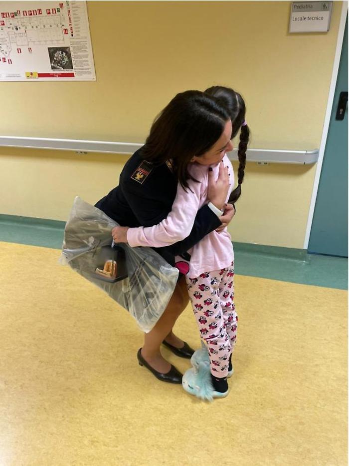 LA POLIZIA DI STATO INCONTRA I PICCOLI PAZIENTI DELLA PEDIATRIA DELL&rsquo;OSPEDALE DI BIANCAVILLA 2