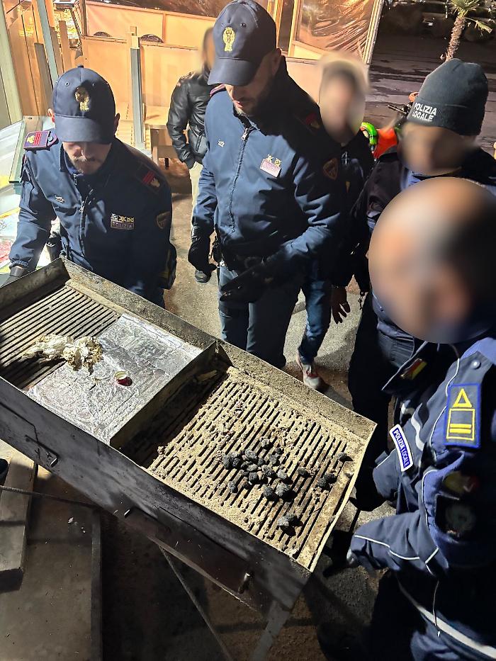 TASK FORCE DELLA POLIZIA DI STATO, CONTROLLI DELLE ATTIVITA&rsquo; DI RISTORAZIONE DEL CENTRO. SANZIONI PER 34 MILA EURO E SEQUESTRI DI BRACIERE, TAVOLI E SEDIE. DENUNCIATO TITOLARE DI R (3)
