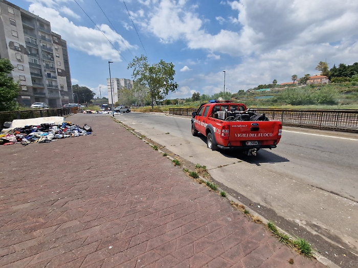 Catania Librino incendio pneumatici (1)