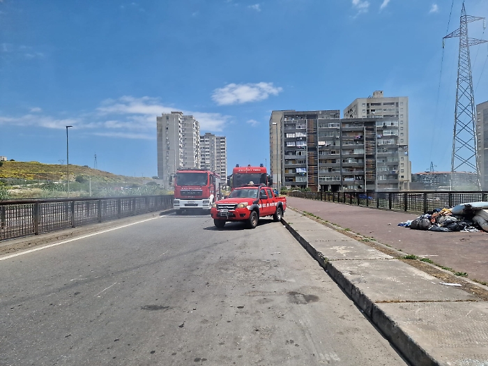 Catania Librino incendio pneumatici (2)