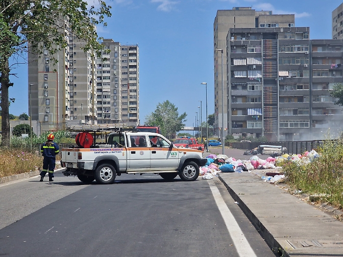 Catania Librino incendio pneumatici (3)