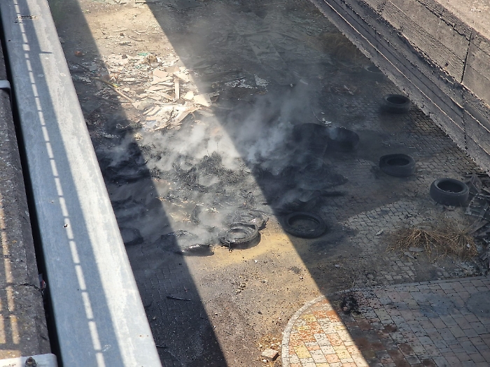 Catania Librino incendio pneumatici (4)