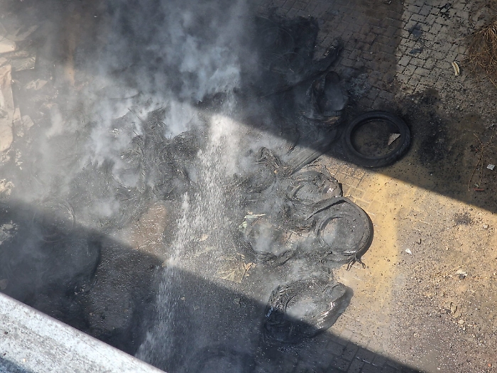 Catania Librino incendio pneumatici (5)