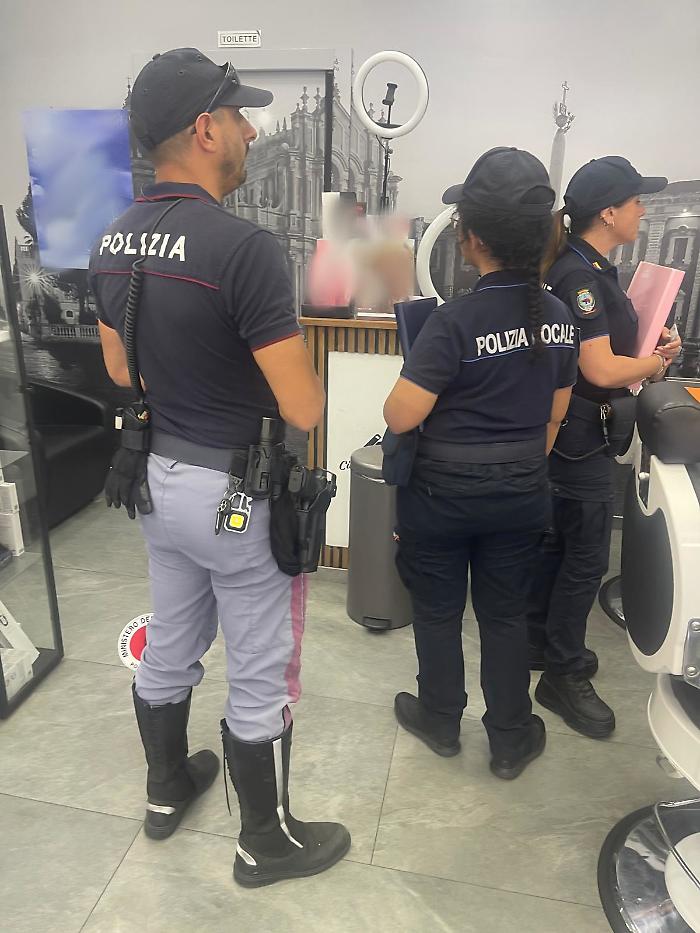 - OPERAZIONE DELLA POLIZIA DI STATO PER CONTRASTARE L&rsquo;ABUSIVISMO COMMERCIALE A S. BERILLO &ldquo;NUOVO&rdquo; BARBIERE ABUSIVO SANZIONATO PER 4 MILA EURO. SEQUESTRATI 600 CHILI DI PRODOTTI ORT (