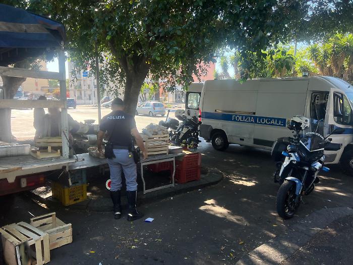 - OPERAZIONE DELLA POLIZIA DI STATO PER CONTRASTARE L&rsquo;ABUSIVISMO COMMERCIALE A S. BERILLO &ldquo;NUOVO&rdquo; BARBIERE ABUSIVO SANZIONATO PER 4 MILA EURO. SEQUESTRATI 600 CHILI DI PRODOTTI ORT ( (3)