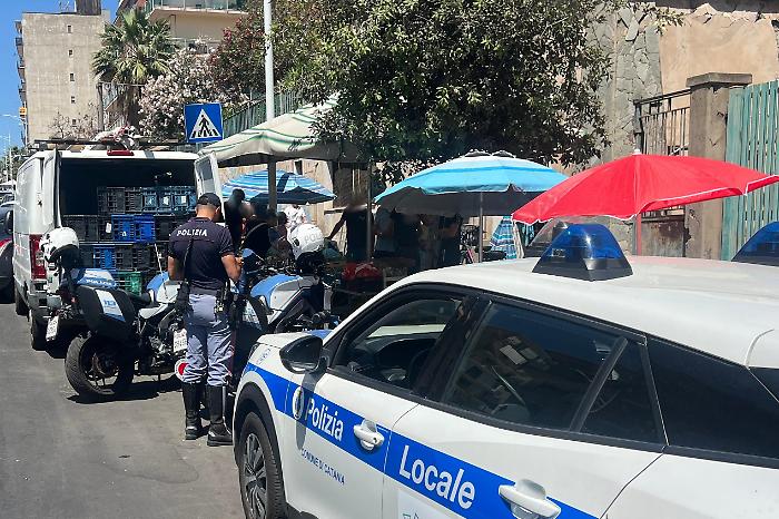 - OPERAZIONE DELLA POLIZIA DI STATO PER CONTRASTARE L&rsquo;ABUSIVISMO COMMERCIALE A S. BERILLO &ldquo;NUOVO&rdquo; BARBIERE ABUSIVO SANZIONATO PER 4 MILA EURO. SEQUESTRATI 600 CHILI DI PRODOTTI ORT ( (4)