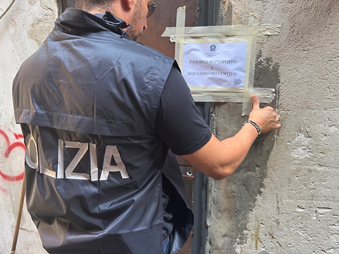 AVEVANO TRASFORMATO UN&rsquo;ABITAZIONE DI SAN CRISTOFORO IN PIAZZA DI SPACCIO DOTATA DI TELECAMERE E DI CRACK ROOM. 2 PUSHER CATANESI ARRESTATI DALLA POLIZIA DI STATO. SEQUESTRATO L&rsquo;IMMOBIL (3)