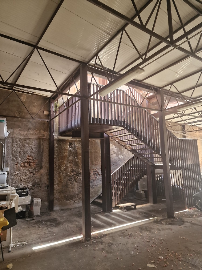 Attivit&agrave; produttive via Sangiuliano scala antincendio