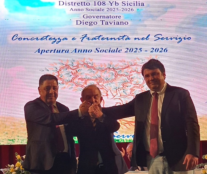 IL governatore del Distretto Lions 108Yb Sicilia Diego Tavano che consegna il riconoscimento