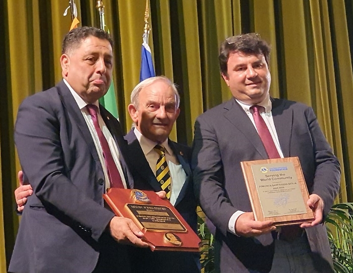 Il govenatore Diego Tavano consegna il riconoscimento