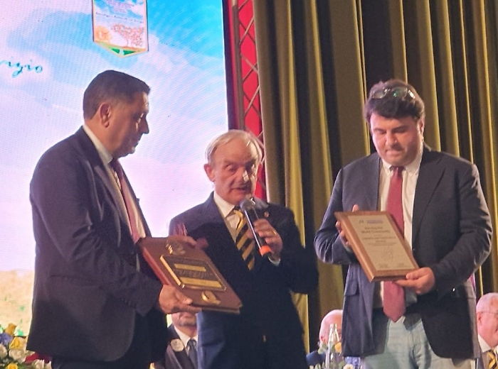 Il governatore del distretto 108YB Diego Tavano consegna il riconoscimento