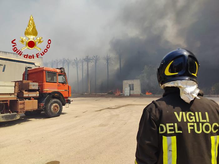 Incendio zona industriale Catania