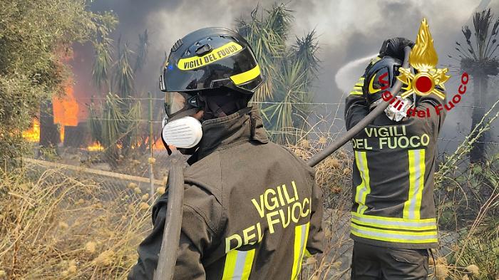 Incendio zona industriale Catania